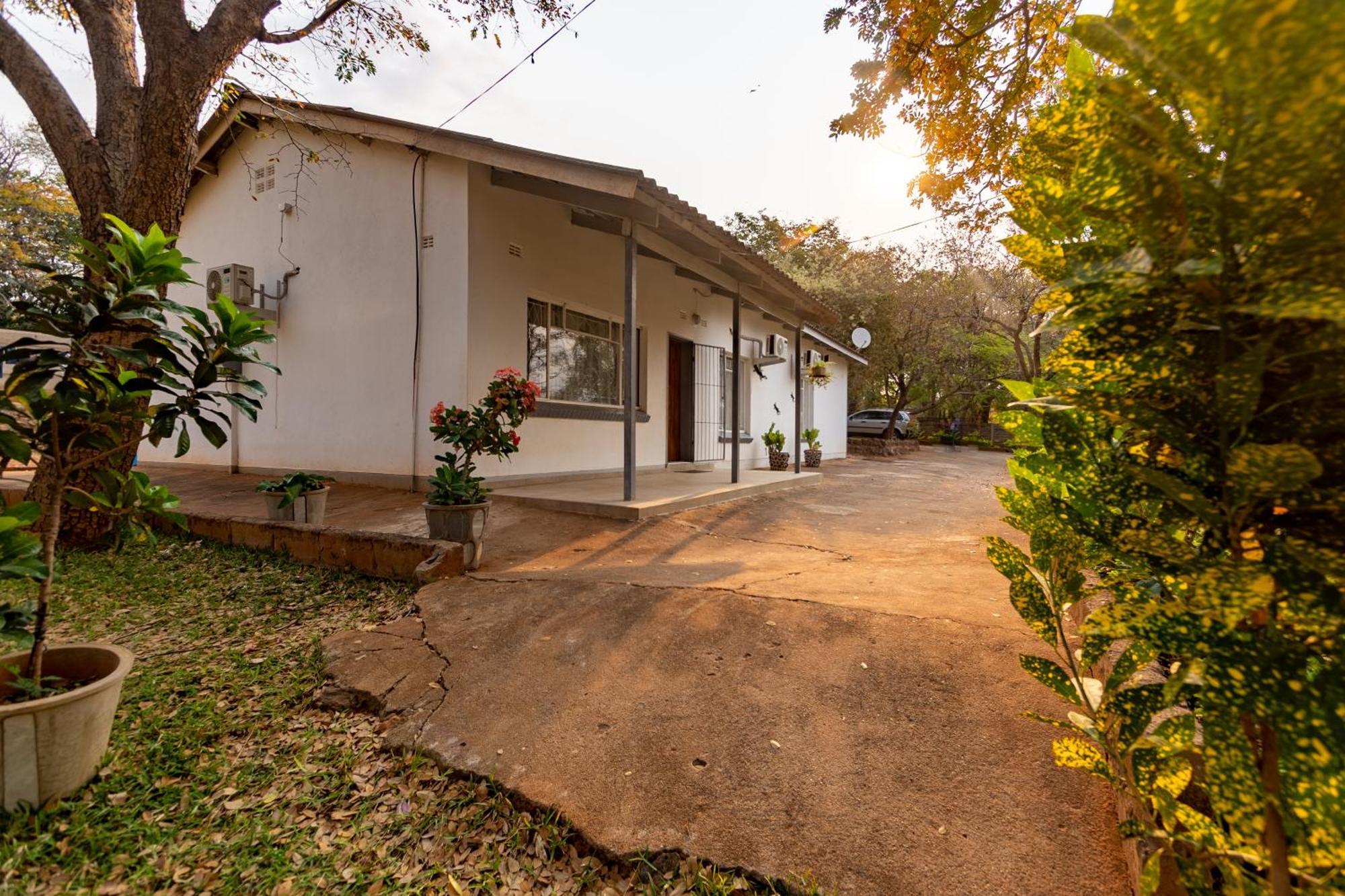 Wood Road Guest Lodge Victoria Falls Exterior photo