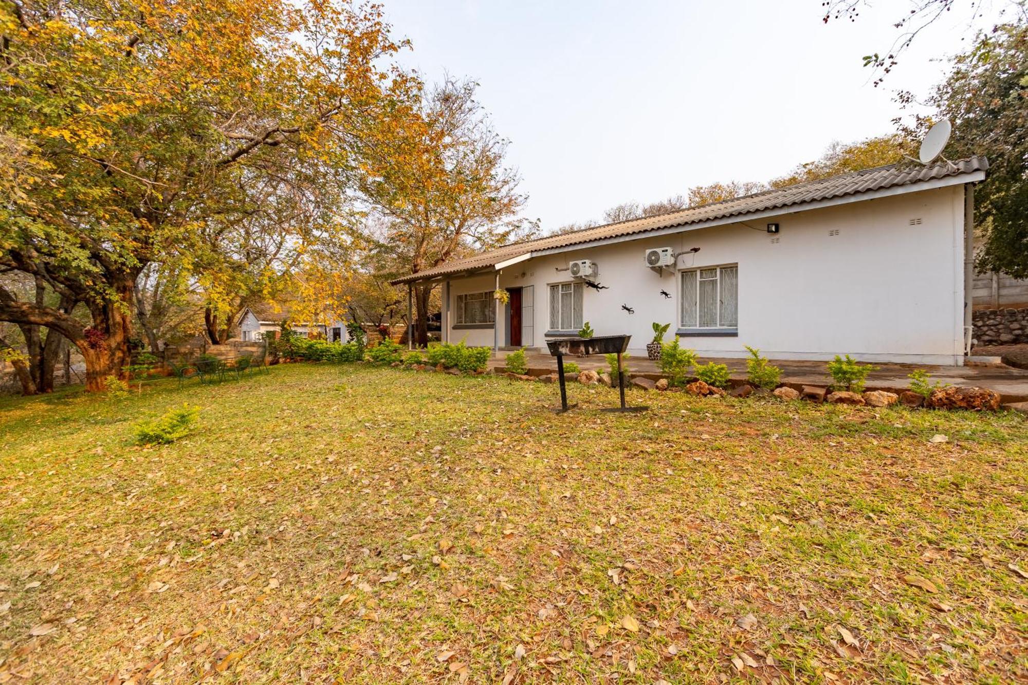 Wood Road Guest Lodge Victoria Falls Exterior photo