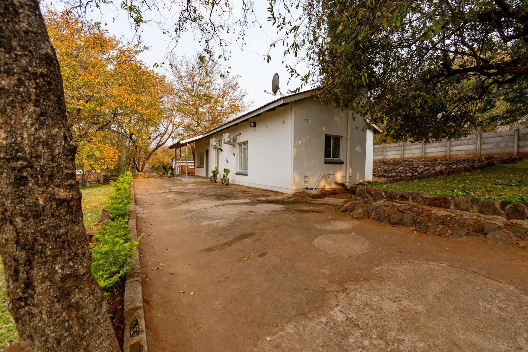 Wood Road Guest Lodge Victoria Falls Exterior photo