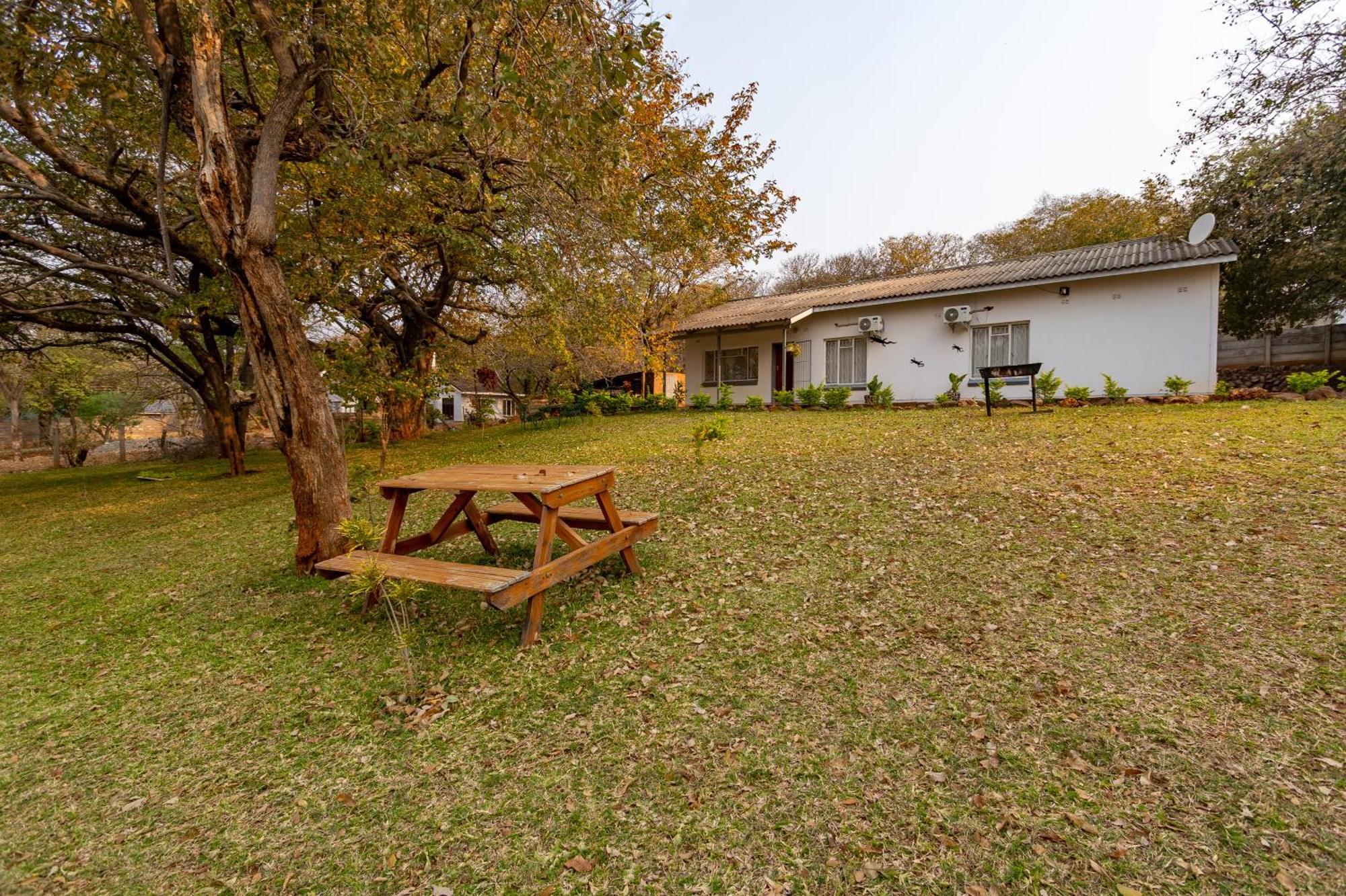 Wood Road Guest Lodge Victoria Falls Exterior photo